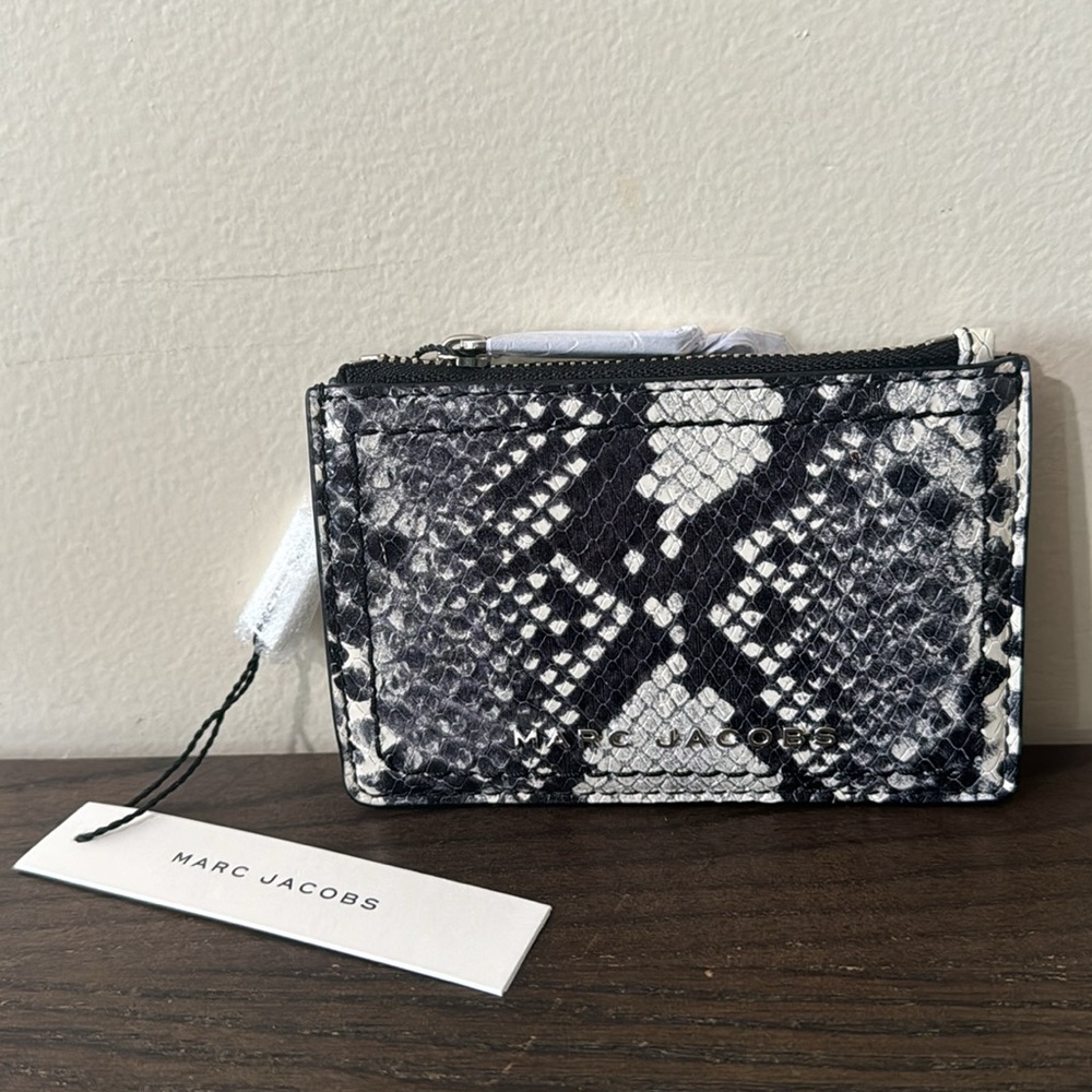 NWT- MARC JACOBS ANIMAL PRINT ZIP MULTI WALLET